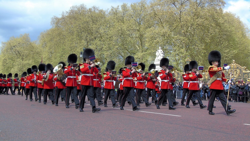 grenadier guards band marching down the mall